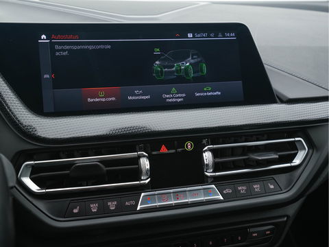 BMW 1-serie 118i High Executive Edition Sport-Line *DAKOTA-FULL-LEATHER | DIGI-COCKPIT | HARMAN-KARDON-AUDIO | FULL-LED | KEYLESS | NAVI-FULLMAP | DAB | CAMERA | ECC | APP.CONNECT | PDC | AMBIENT-LIGHT | CRUISE | SPORT-SEATS | 17"ALU*