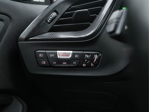 BMW 1-serie 118i High Executive Edition Sport-Line *DAKOTA-FULL-LEATHER | DIGI-COCKPIT | HARMAN-KARDON-AUDIO | FULL-LED | KEYLESS | NAVI-FULLMAP | DAB | CAMERA | ECC | APP.CONNECT | PDC | AMBIENT-LIGHT | CRUISE | SPORT-SEATS | 17"ALU*
