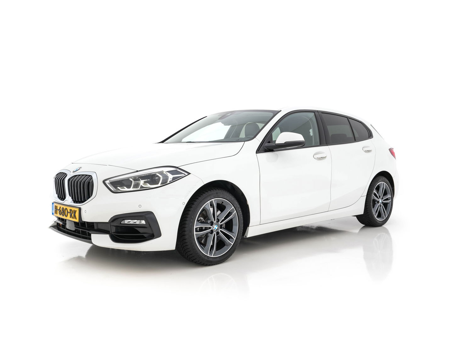 BMW 1-serie 118i High Executive Edition Sport-Line *DAKOTA-FULL-LEATHER | DIGI-COCKPIT | HARMAN-KARDON-AUDIO | FULL-LED | KEYLESS | NAVI-FULLMAP | DAB | CAMERA | ECC | APP.CONNECT | PDC | AMBIENT-LIGHT | CRUISE | SPORT-SEATS | 17"ALU*