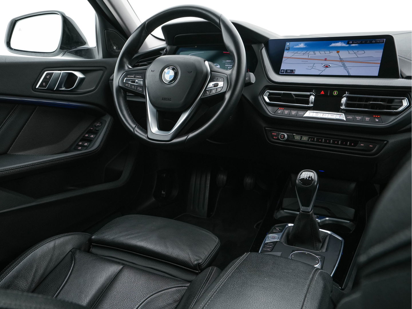 BMW 1-serie 118i High Executive Edition Sport-Line *DAKOTA-FULL-LEATHER | DIGI-COCKPIT | HARMAN-KARDON-AUDIO | FULL-LED | KEYLESS | NAVI-FULLMAP | DAB | CAMERA | ECC | APP.CONNECT | PDC | AMBIENT-LIGHT | CRUISE | SPORT-SEATS | 17"ALU*