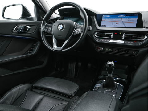 BMW 1-serie 118i High Executive Edition Sport-Line *DAKOTA-FULL-LEATHER | DIGI-COCKPIT | HARMAN-KARDON-AUDIO | FULL-LED | KEYLESS | NAVI-FULLMAP | DAB | CAMERA | ECC | APP.CONNECT | PDC | AMBIENT-LIGHT | CRUISE | SPORT-SEATS | 17"ALU*