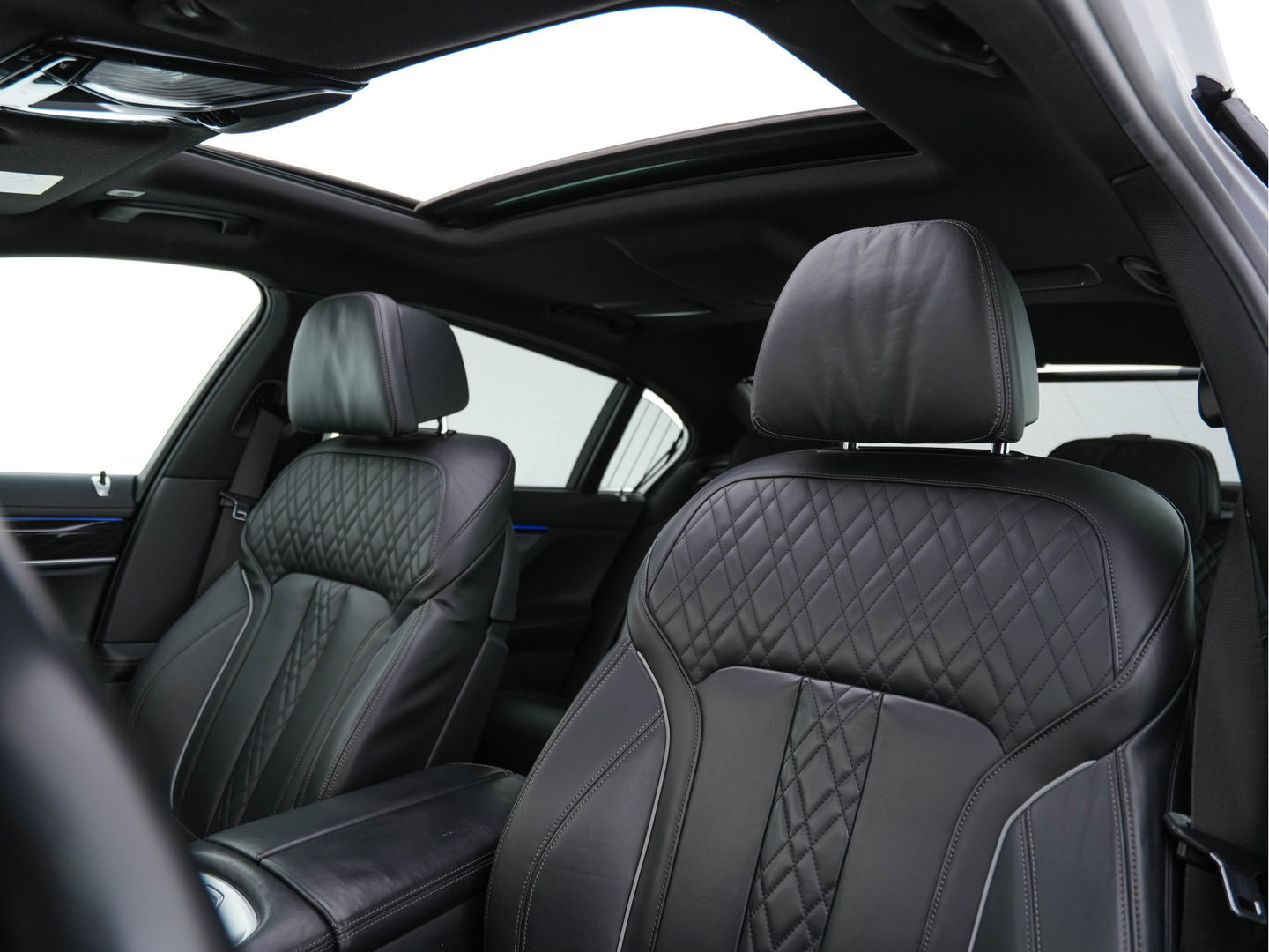 BMW 7 Serie 750Li xDrive High Executive M-Sport-Pack Carbon-Core Aut. *PANO | LASER-LED | SOFT-CLOSE | SURROUND-VIEW | HARMAN/KARDON-SURROUND | MASSAGE | MEMORY-PACK | NAVI-FULLMAP | KEYLESS | ADAPTIVE-CRUISE | HUD | ECC | PDC | COMFORT-SEATS | 20"ALU*