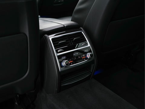 BMW 7 Serie 750Li xDrive High Executive M-Sport-Pack Carbon-Core Aut. *PANO | LASER-LED | SOFT-CLOSE | SURROUND-VIEW | HARMAN/KARDON-SURROUND | MASSAGE | MEMORY-PACK | NAVI-FULLMAP | KEYLESS | ADAPTIVE-CRUISE | HUD | ECC | PDC | COMFORT-SEATS | 20"ALU*