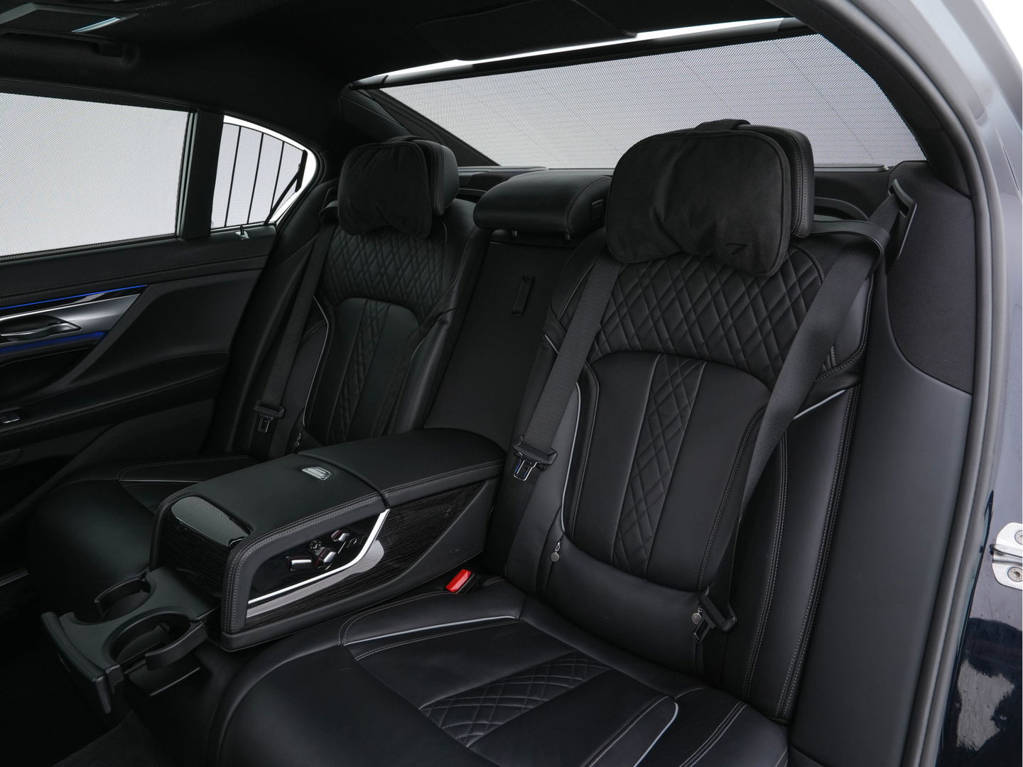 BMW 7 Serie 750Li xDrive High Executive M-Sport-Pack Carbon-Core Aut. *PANO | LASER-LED | SOFT-CLOSE | SURROUND-VIEW | HARMAN/KARDON-SURROUND | MASSAGE | MEMORY-PACK | NAVI-FULLMAP | KEYLESS | ADAPTIVE-CRUISE | HUD | ECC | PDC | COMFORT-SEATS | 20"ALU*