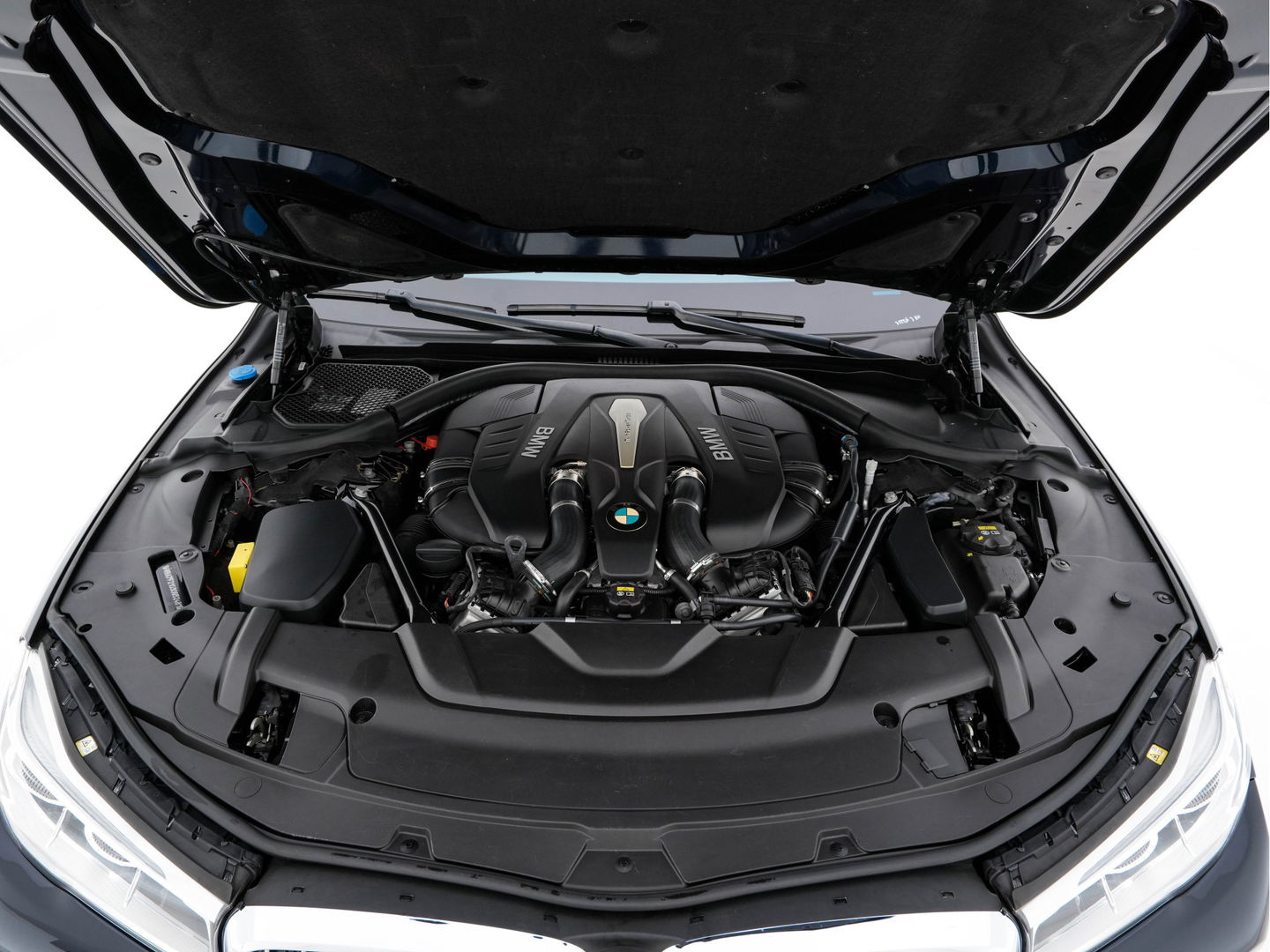 BMW 7 Serie 750Li xDrive High Executive M-Sport-Pack Carbon-Core Aut. *PANO | LASER-LED | SOFT-CLOSE | SURROUND-VIEW | HARMAN/KARDON-SURROUND | MASSAGE | MEMORY-PACK | NAVI-FULLMAP | KEYLESS | ADAPTIVE-CRUISE | HUD | ECC | PDC | COMFORT-SEATS | 20"ALU*