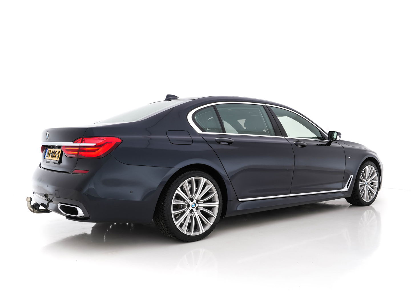 BMW 7 Serie 750Li xDrive High Executive M-Sport-Pack Carbon-Core Aut. *PANO | LASER-LED | SOFT-CLOSE | SURROUND-VIEW | HARMAN/KARDON-SURROUND | MASSAGE | MEMORY-PACK | NAVI-FULLMAP | KEYLESS | ADAPTIVE-CRUISE | HUD | ECC | PDC | COMFORT-SEATS | 20"ALU*