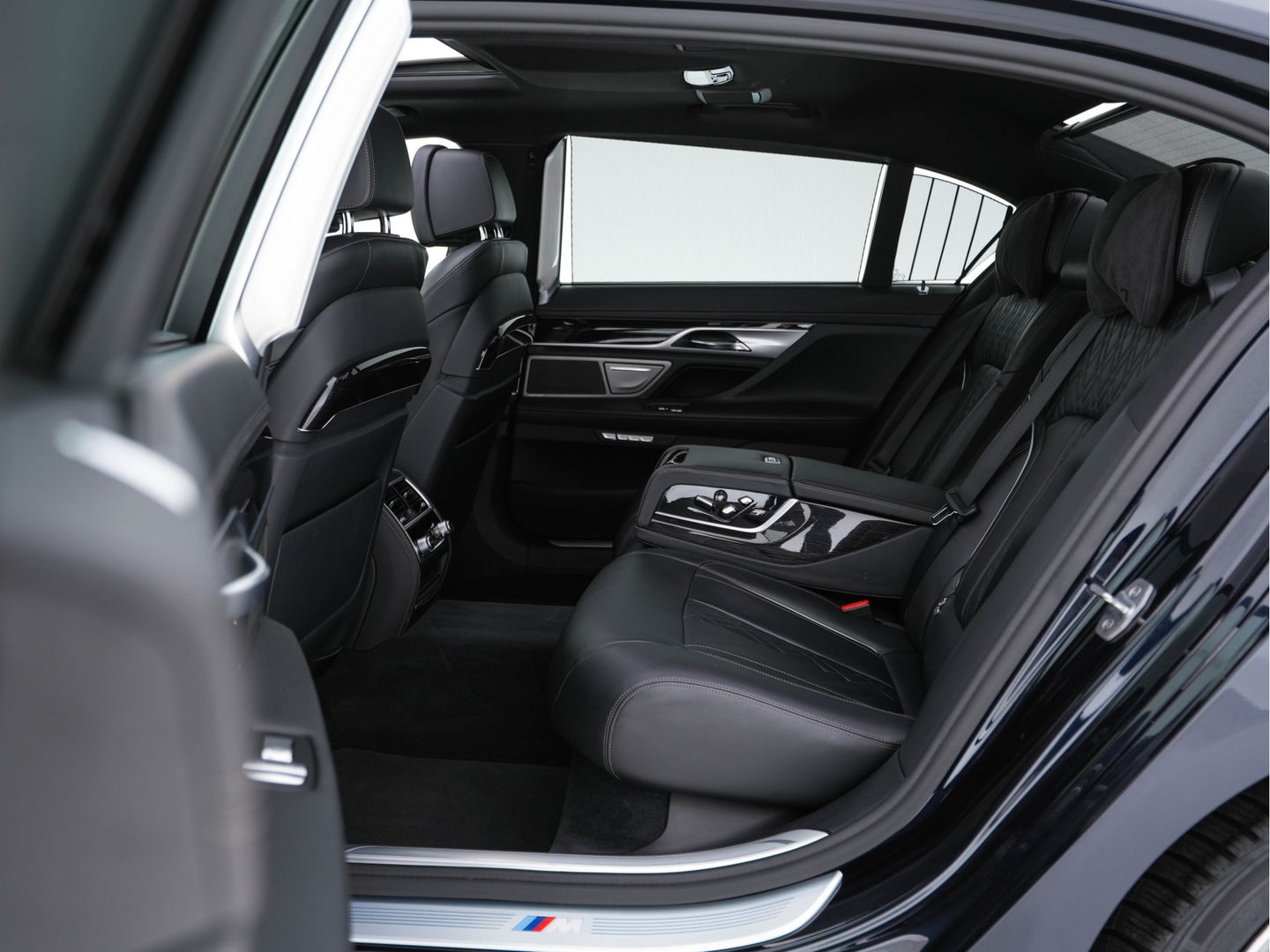 BMW 7 Serie 750Li xDrive High Executive M-Sport-Pack Carbon-Core Aut. *PANO | LASER-LED | SOFT-CLOSE | SURROUND-VIEW | HARMAN/KARDON-SURROUND | MASSAGE | MEMORY-PACK | NAVI-FULLMAP | KEYLESS | ADAPTIVE-CRUISE | HUD | ECC | PDC | COMFORT-SEATS | 20"ALU*