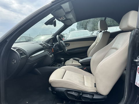 BMW 1 Serie Cabrio 120d Exclusive Edition M-Sportpack [ RHD ] DISTRIBUTIE-KETTING GEBROKEN *FULL-LEATHER | ECC | HEATED-SPORTSEATS | PDC | CRUISE | AIRSCARF | 18"ALU*