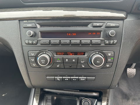 BMW 1 Serie Cabrio 120d Exclusive Edition M-Sportpack [ RHD ] DISTRIBUTIE-KETTING GEBROKEN *FULL-LEATHER | ECC | HEATED-SPORTSEATS | PDC | CRUISE | AIRSCARF | 18"ALU*