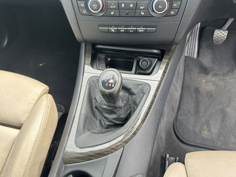 BMW 1 Serie Cabrio 120d Exclusive Edition M-Sportpack [ RHD ] DISTRIBUTIE-KETTING GEBROKEN *FULL-LEATHER | ECC | HEATED-SPORTSEATS | PDC | CRUISE | AIRSCARF | 18"ALU*