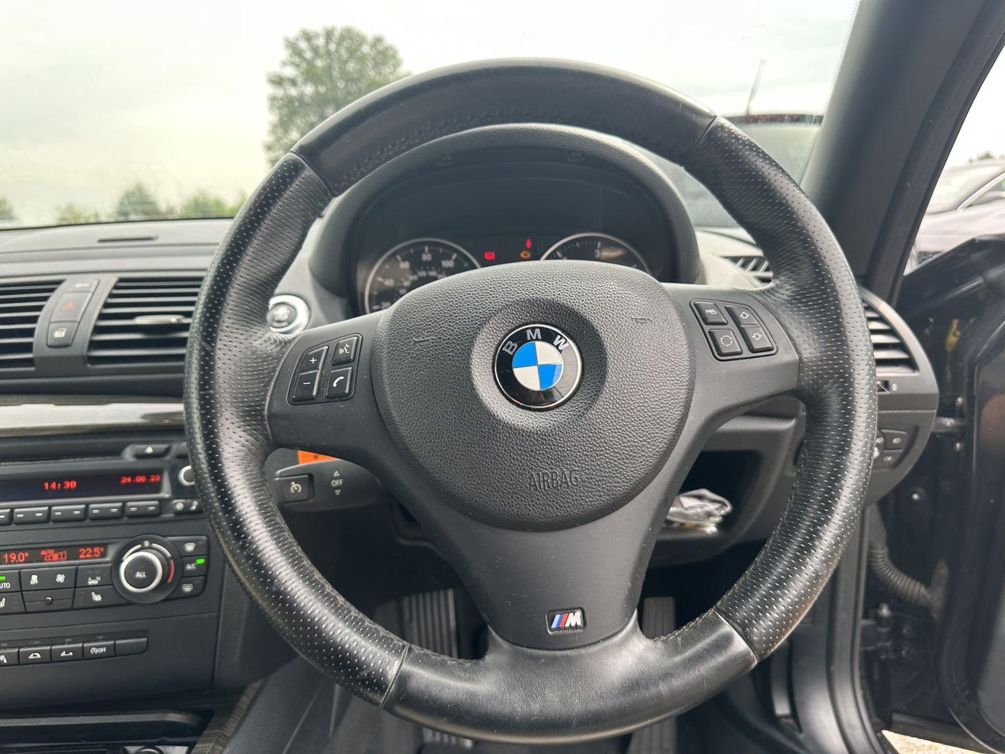BMW 1 Serie Cabrio 120d Exclusive Edition M-Sportpack [ RHD ] DISTRIBUTIE-KETTING GEBROKEN *FULL-LEATHER | ECC | HEATED-SPORTSEATS | PDC | CRUISE | AIRSCARF | 18"ALU*