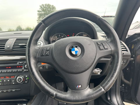 BMW 1 Serie Cabrio 120d Exclusive Edition M-Sportpack [ RHD ] DISTRIBUTIE-KETTING GEBROKEN *FULL-LEATHER | ECC | HEATED-SPORTSEATS | PDC | CRUISE | AIRSCARF | 18"ALU*