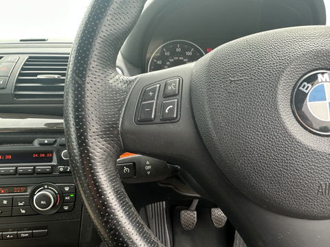 BMW 1 Serie Cabrio 120d Exclusive Edition M-Sportpack [ RHD ] DISTRIBUTIE-KETTING GEBROKEN *FULL-LEATHER | ECC | HEATED-SPORTSEATS | PDC | CRUISE | AIRSCARF | 18"ALU*
