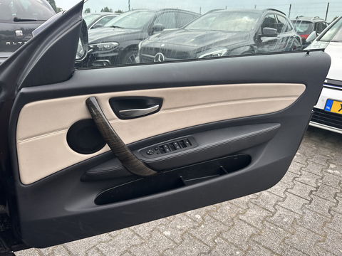 BMW 1 Serie Cabrio 120d Exclusive Edition M-Sportpack [ RHD ] DISTRIBUTIE-KETTING GEBROKEN *FULL-LEATHER | ECC | HEATED-SPORTSEATS | PDC | CRUISE | AIRSCARF | 18"ALU*