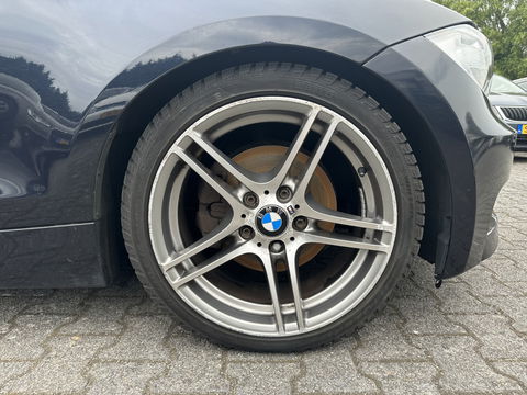 BMW 1 Serie Cabrio 120d Exclusive Edition M-Sportpack [ RHD ] DISTRIBUTIE-KETTING GEBROKEN *FULL-LEATHER | ECC | HEATED-SPORTSEATS | PDC | CRUISE | AIRSCARF | 18"ALU*