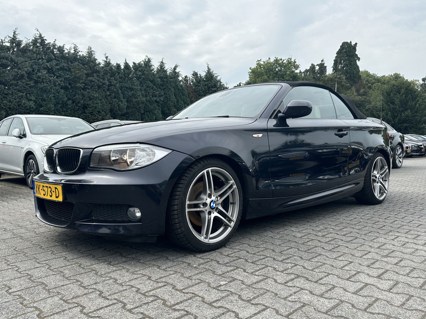 BMW 1 Serie Cabrio 120d Exclusive Edition M-Sportpack [ RHD ] DISTRIBUTIE-KETTING GEBROKEN *FULL-LEATHER | ECC | HEATED-SPORTSEATS | PDC | CRUISE | AIRSCARF | 18"ALU*