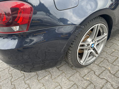 BMW 1 Serie Cabrio 120d Exclusive Edition M-Sportpack [ RHD ] DISTRIBUTIE-KETTING GEBROKEN *FULL-LEATHER | ECC | HEATED-SPORTSEATS | PDC | CRUISE | AIRSCARF | 18"ALU*