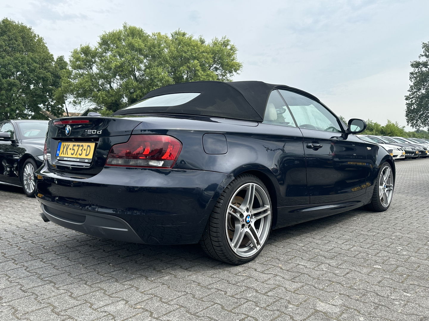BMW 1 Serie Cabrio 120d Exclusive Edition M-Sportpack [ RHD ] DISTRIBUTIE-KETTING GEBROKEN *FULL-LEATHER | ECC | HEATED-SPORTSEATS | PDC | CRUISE | AIRSCARF | 18"ALU*
