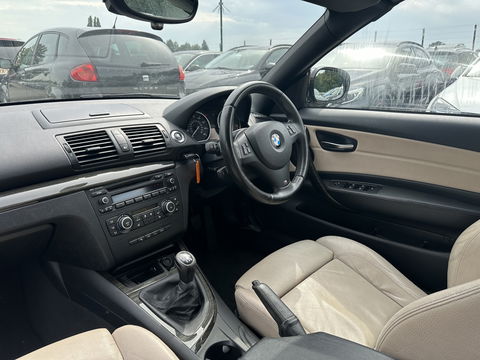 BMW 1 Serie Cabrio 120d Exclusive Edition M-Sportpack [ RHD ] DISTRIBUTIE-KETTING GEBROKEN *FULL-LEATHER | ECC | HEATED-SPORTSEATS | PDC | CRUISE | AIRSCARF | 18"ALU*