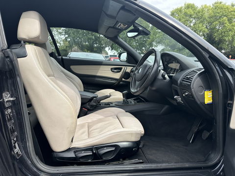 BMW 1 Serie Cabrio 120d Exclusive Edition M-Sportpack [ RHD ] DISTRIBUTIE-KETTING GEBROKEN *FULL-LEATHER | ECC | HEATED-SPORTSEATS | PDC | CRUISE | AIRSCARF | 18"ALU*