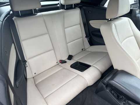 BMW 1 Serie Cabrio 120d Exclusive Edition M-Sportpack [ RHD ] DISTRIBUTIE-KETTING GEBROKEN *FULL-LEATHER | ECC | HEATED-SPORTSEATS | PDC | CRUISE | AIRSCARF | 18"ALU*
