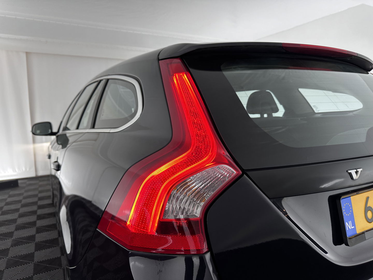 Volvo V60 2.4 D6 AWD Plug-In Hybrid Summum Aut. *PANO | XENON | FULL-LEATHER | PREMIUM-SOUND | NAVI-FULLMAP | MEMORY-PACK | ADAPTIVE-CRUISE | CAMERA | SPORT-SEATS | 18"ALU*