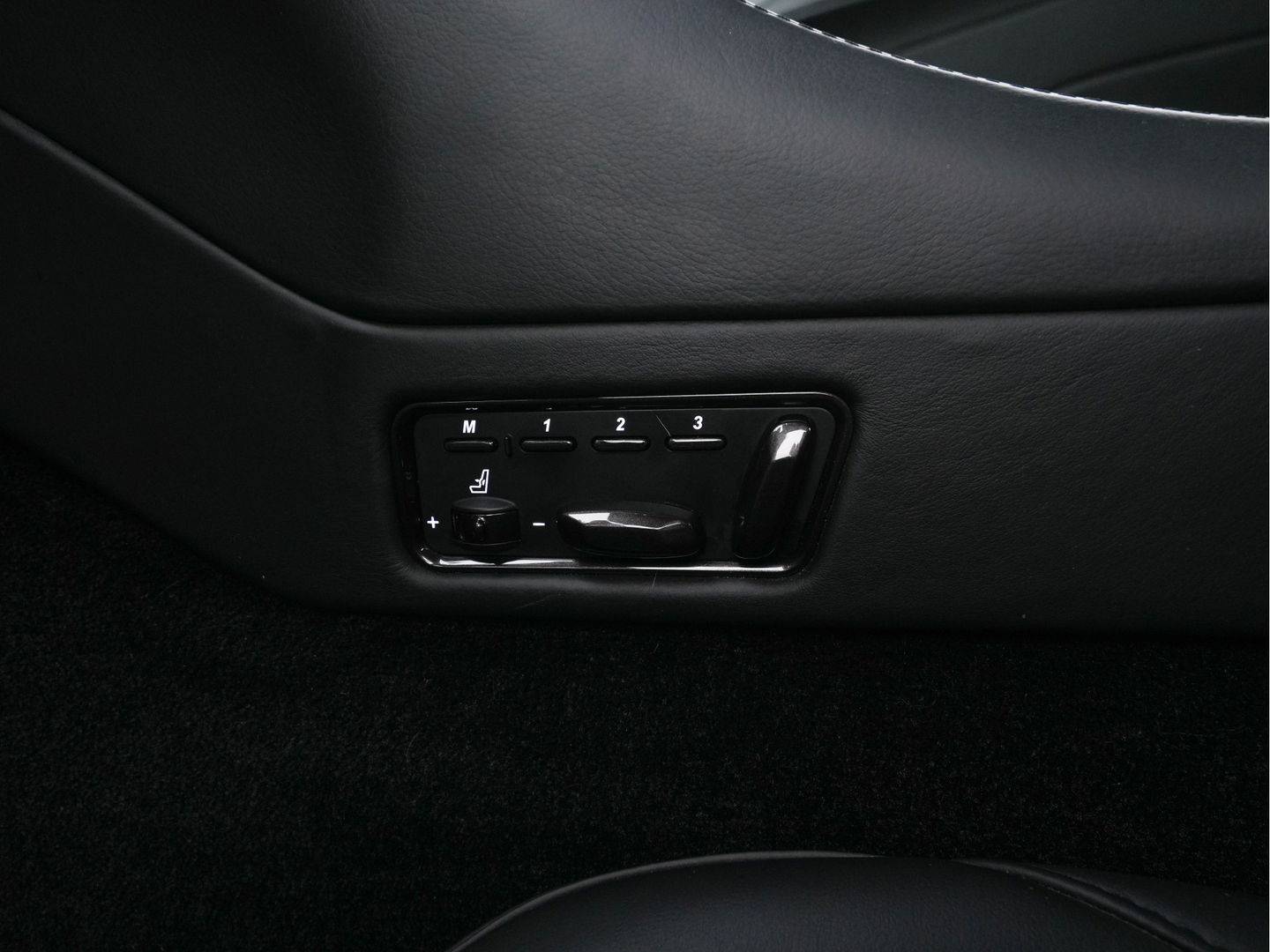 Aston Martin Vanquish 6.0 V12 Touchtronic 2+2 *CERAMIC-BRAKES | B&O-SURROUND | CARBON | FULL-LEATHER | XENON | MEMORY-PACK | NAVI-FULLMAP | CAMERA | DAB | ECC | PDC | CRUISE*