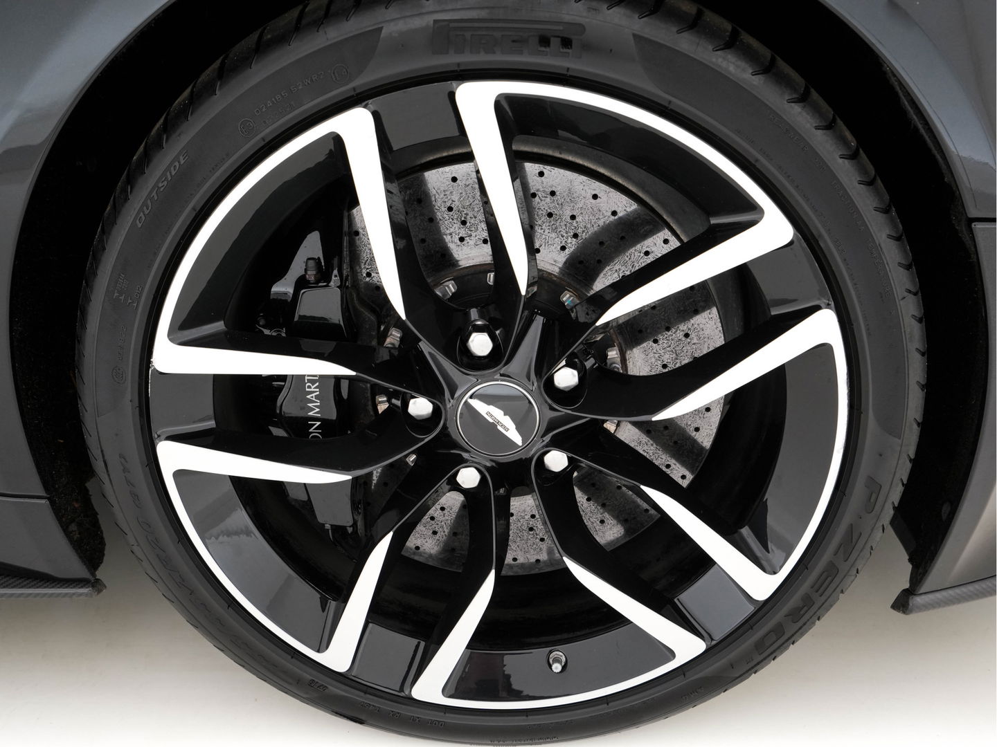 Aston Martin Vanquish 6.0 V12 Touchtronic 2+2 *CERAMIC-BRAKES | B&O-SURROUND | CARBON | FULL-LEATHER | XENON | MEMORY-PACK | NAVI-FULLMAP | CAMERA | DAB | ECC | PDC | CRUISE*