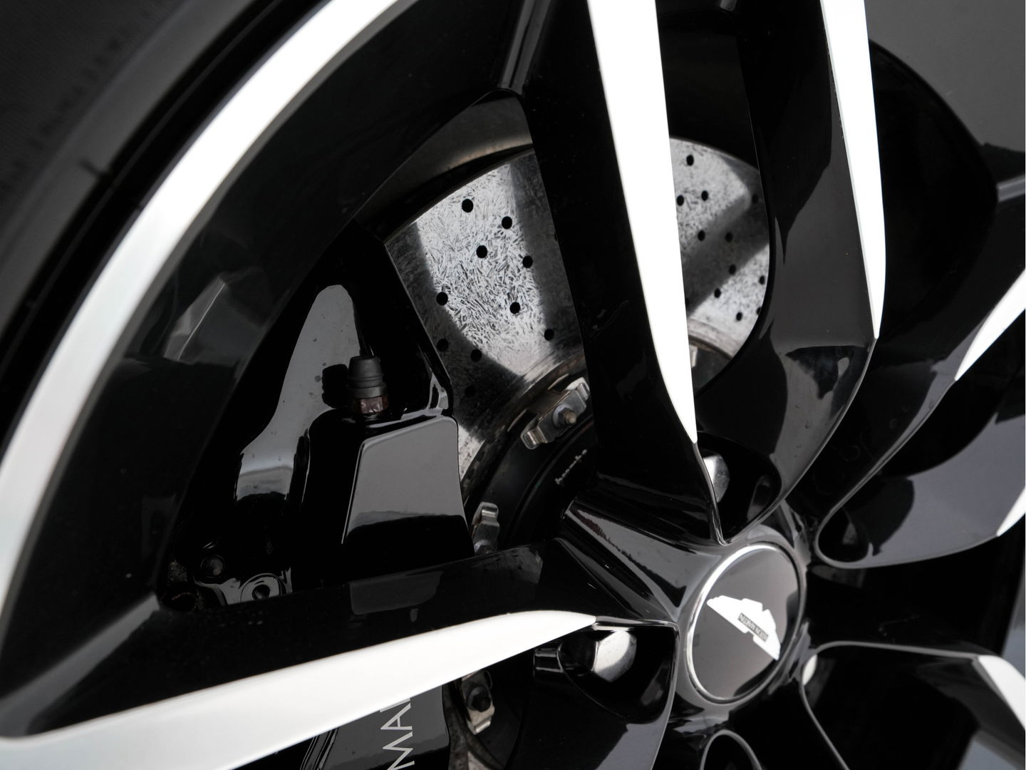 Aston Martin Vanquish 6.0 V12 Touchtronic 2+2 *CERAMIC-BRAKES | B&O-SURROUND | CARBON | FULL-LEATHER | XENON | MEMORY-PACK | NAVI-FULLMAP | CAMERA | DAB | ECC | PDC | CRUISE*