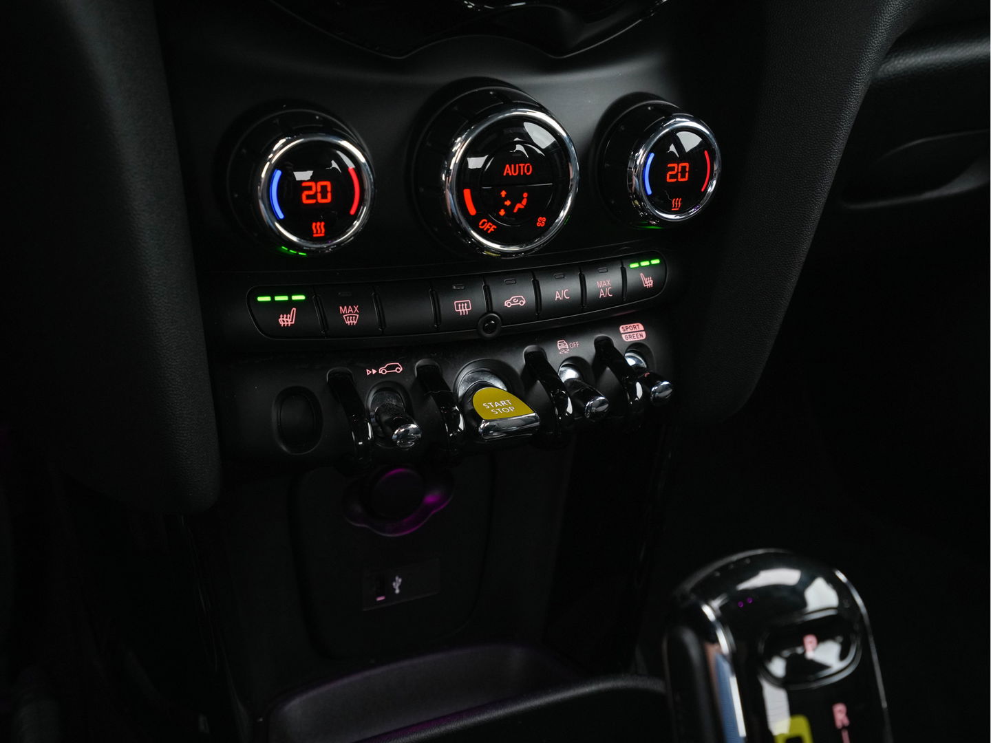 MINI Mini Electric Essential 33 kWh [3-Fase] (INCL-BTW) *FULL-LED | DIGI-COCKPIT | 1/2-LEATHER | CAMERA | KEYLESS | SPORT-SEATS | NAVI-FULLMAP | AMBIENT-LIGHT | DAB | CRUISE | SPORT-SEATS | 17"ALU*