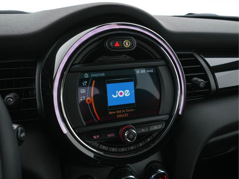 MINI Mini Electric Essential 33 kWh [3-Fase] (INCL-BTW) *FULL-LED | DIGI-COCKPIT | 1/2-LEATHER | CAMERA | KEYLESS | SPORT-SEATS | NAVI-FULLMAP | AMBIENT-LIGHT | DAB | CRUISE | SPORT-SEATS | 17"ALU*