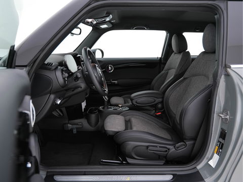 MINI Mini Electric Essential 33 kWh [3-Fase] (INCL-BTW) *FULL-LED | DIGI-COCKPIT | 1/2-LEATHER | CAMERA | KEYLESS | SPORT-SEATS | NAVI-FULLMAP | AMBIENT-LIGHT | DAB | CRUISE | SPORT-SEATS | 17"ALU*