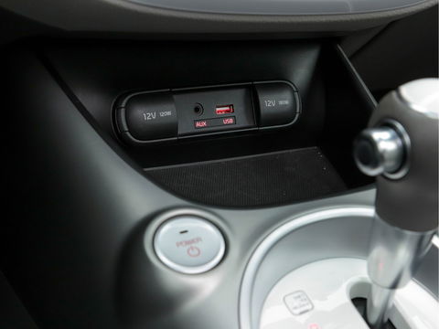 Kia Soul EV Executive Plus Line (INCL-BTW) Aut.*PANO | LUXURY-LEATHER | NAVI-FULLMAP | FULL-LED | KEYLESS | CAMERA | ECC | PDC | CRUISE | DAB | DIGI-COCKPIT | HEATED/COOLED-COMFORTSEATS | CARPLAY | 16"ALU*