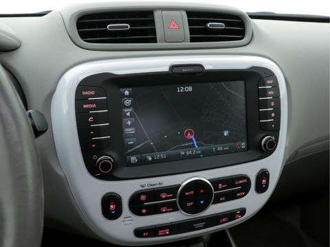 Kia Soul EV Executive Plus Line (INCL-BTW) Aut.*PANO | LUXURY-LEATHER | NAVI-FULLMAP | FULL-LED | KEYLESS | CAMERA | ECC | PDC | CRUISE | DAB | DIGI-COCKPIT | HEATED/COOLED-COMFORTSEATS | CARPLAY | 16"ALU*