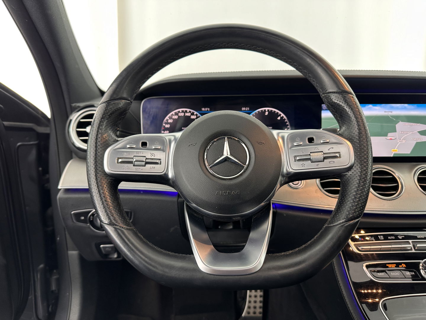 Mercedes-Benz E-Klasse 220 d AMG-Line Aut *PANO | FULL-LED | LEATHER-MICROFIBRE | WIDE-SCREEN | NAVI-FULLMAP | AMBIENCE-LIGHT | ECC | PDC | CRUISE*