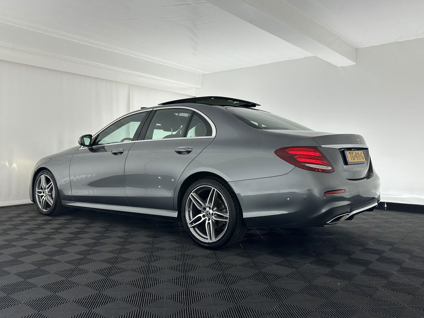 Mercedes-Benz E-Klasse 220 d AMG-Line Aut *PANO | FULL-LED | LEATHER-MICROFIBRE | WIDE-SCREEN | NAVI-FULLMAP | AMBIENCE-LIGHT | ECC | PDC | CRUISE*
