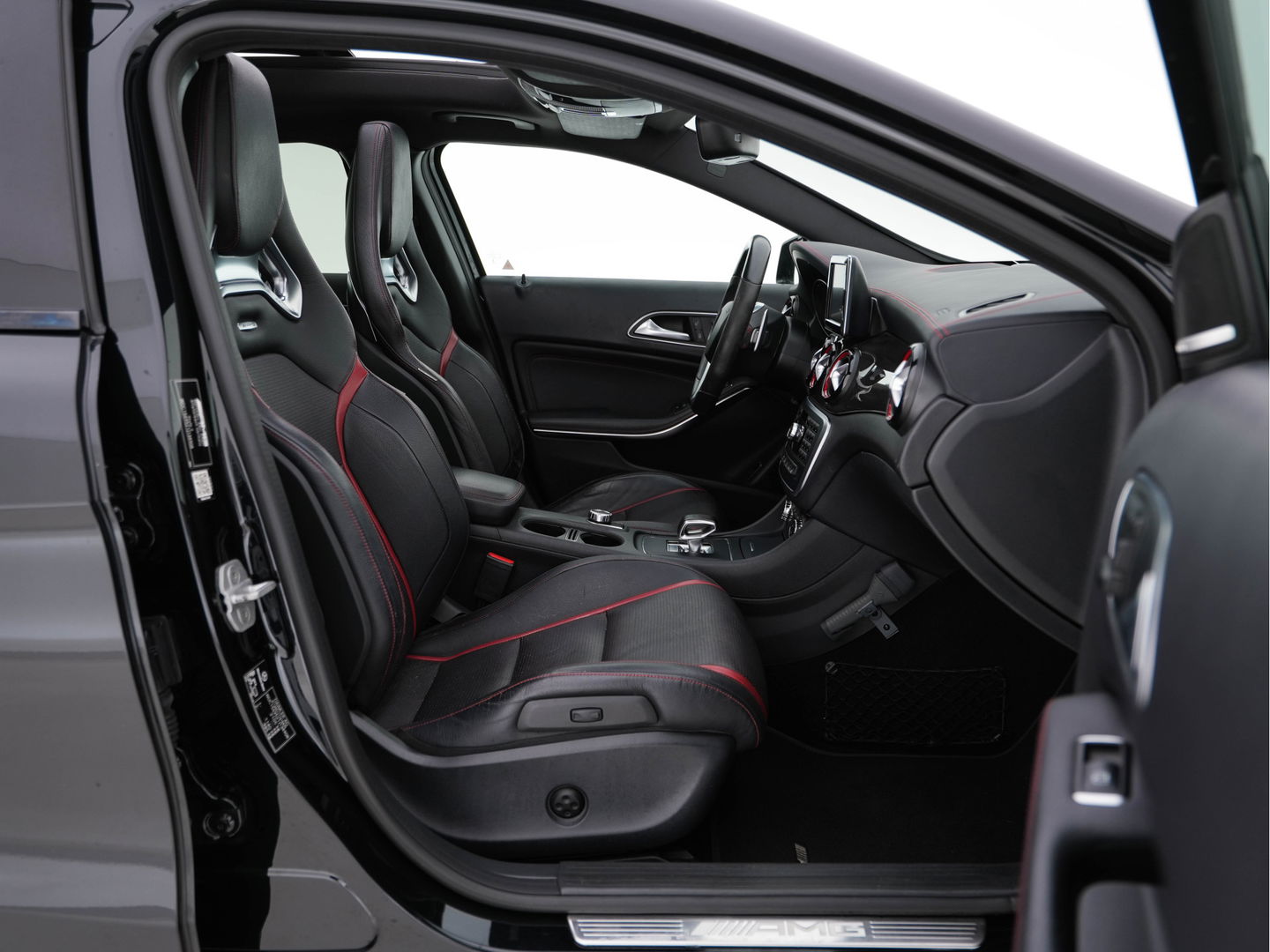Mercedes-Benz GLA 45 AMG 4-Matic *PANO | PERFORMANCE-SPORT-SEATS | HARMANN/KARDON-AUDIO | NAVI-FULLMAP | DISTRONIC | BLIND-SPOT | BI-XENON | KEYLESS | CAMERA | ECC | PDC | MEMORY-PACK | SPORT-SEATS | 20"ALU*