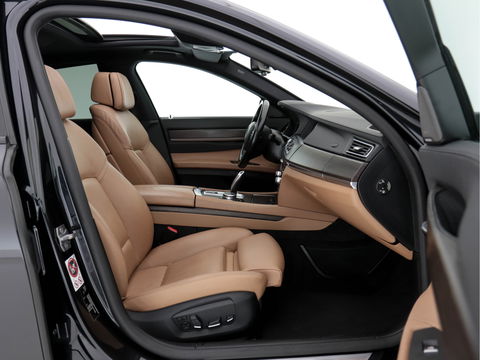BMW 7 Serie 740d xDrive High Executive M-Sport-Pack Innovation-Pack Aut. *PANO | DAKOTA-FULL-LEATHER | FULL-LED | SURROUND-VIEW | NAVI-FULLMAP | SOFT-CLOSE | HUD | HARMAN/KARDON-SOUNDSYTEM | KEYLESS | ECC | PDC | CRUISE | LANE-ASSIST | MEMORY*