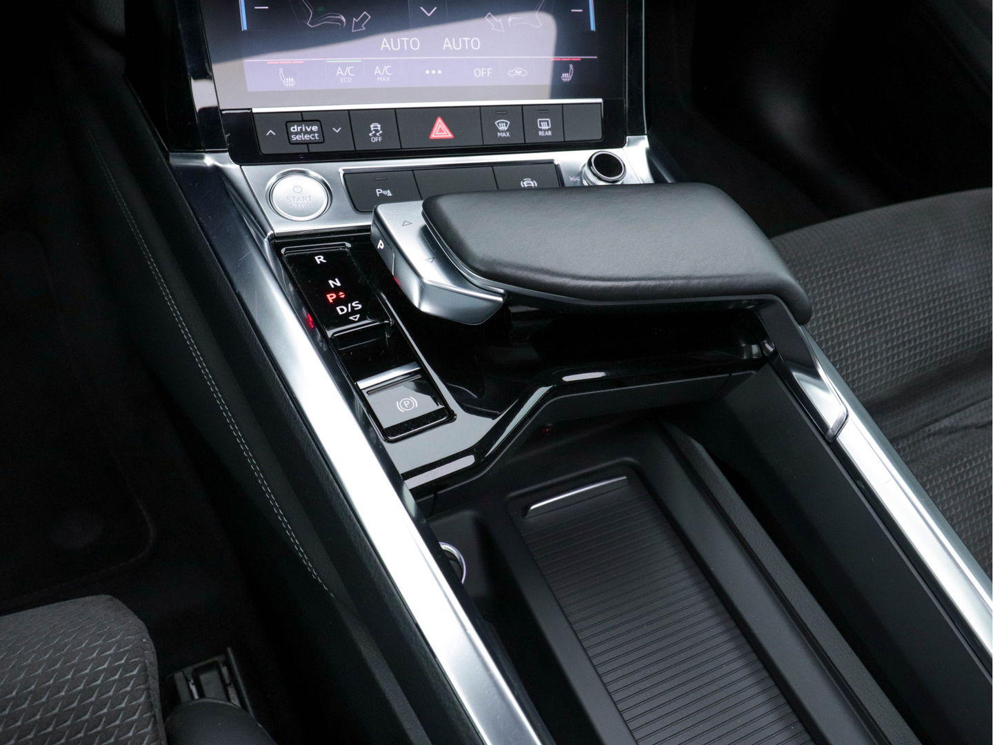 Audi e-tron 55 Quattro Advanced S-line 95 kWh [ 3-Fase ] (INCL-BTW) *PANO | FULL-LED | NAVI-FULLMAP | KEYLESS | LEATHER-MICROFIBRE | AIR-SUSPENSION | CRUISE | DIGI-COCKPIT | MEMORY-PACK | SHIFT-PADDLES | SPORT-SEATS | 20"ALU*