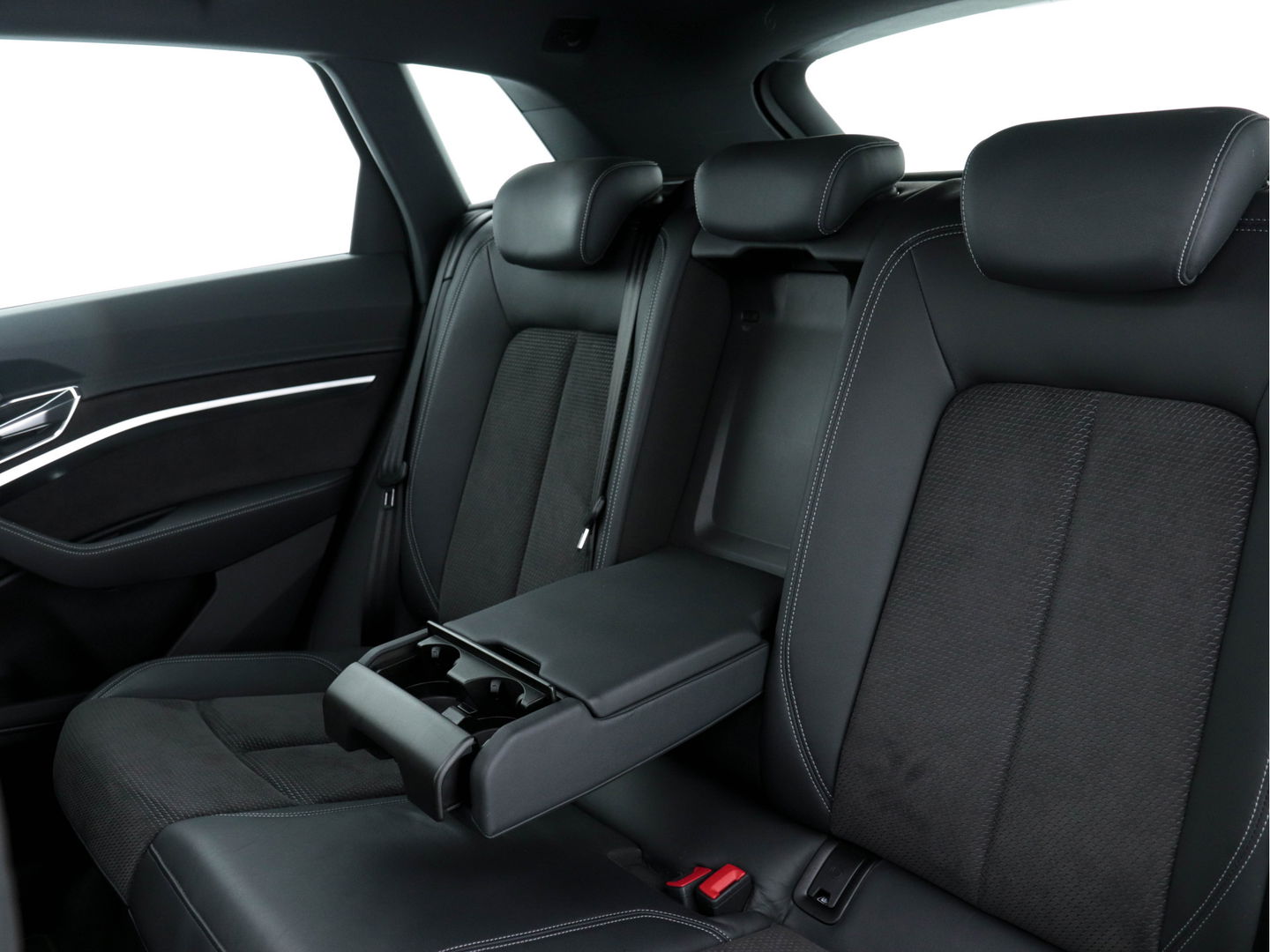 Audi e-tron 55 Quattro Advanced S-line 95 kWh [ 3-Fase ] (INCL-BTW) *PANO | FULL-LED | NAVI-FULLMAP | KEYLESS | LEATHER-MICROFIBRE | AIR-SUSPENSION | CRUISE | DIGI-COCKPIT | MEMORY-PACK | SHIFT-PADDLES | SPORT-SEATS | 20"ALU*