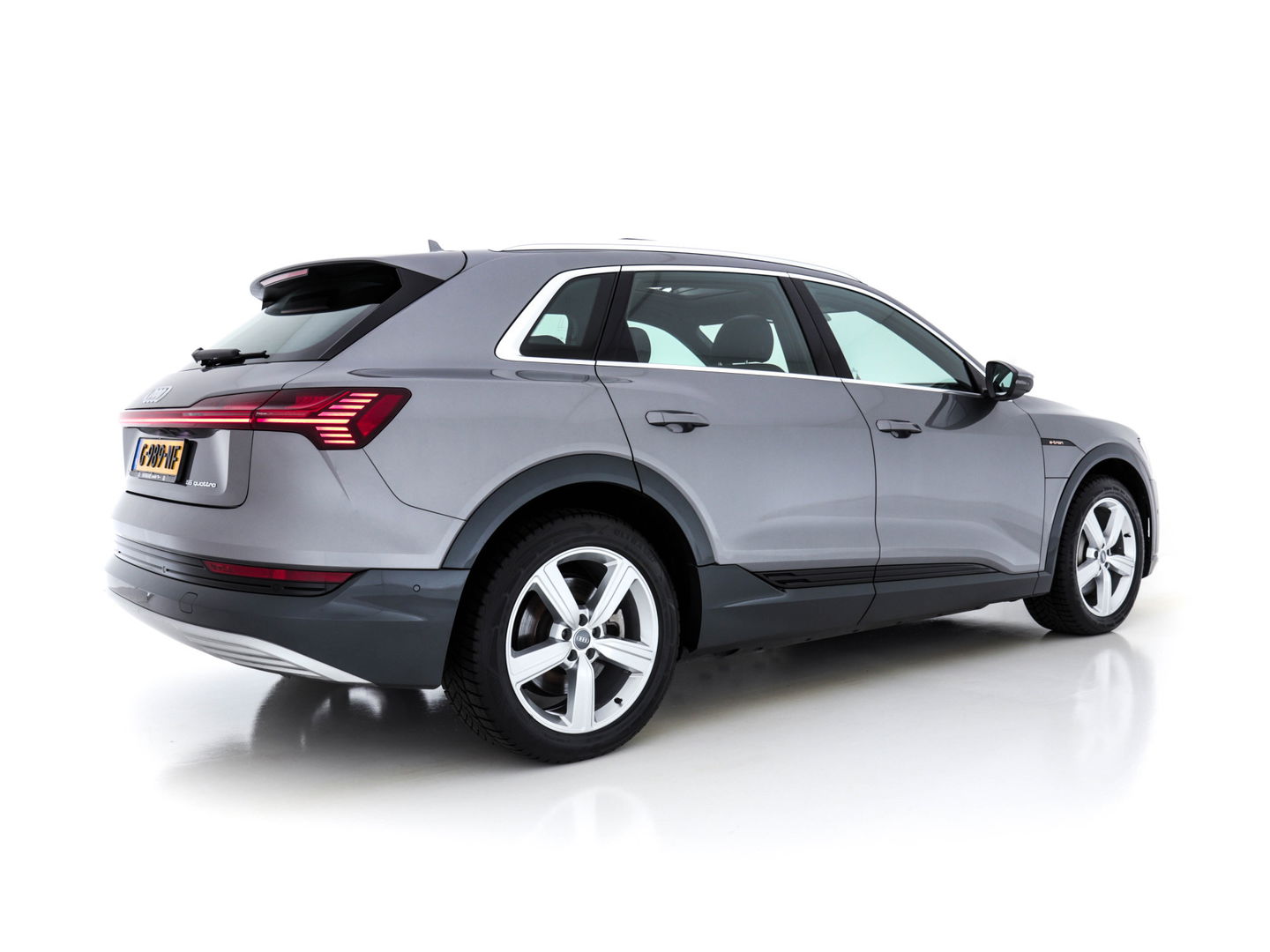 Audi e-tron 55 Quattro Advanced S-line 95 kWh [ 3-Fase ] (INCL-BTW) *PANO | FULL-LED | NAVI-FULLMAP | KEYLESS | LEATHER-MICROFIBRE | AIR-SUSPENSION | CRUISE | DIGI-COCKPIT | MEMORY-PACK | SHIFT-PADDLES | SPORT-SEATS | 20"ALU*