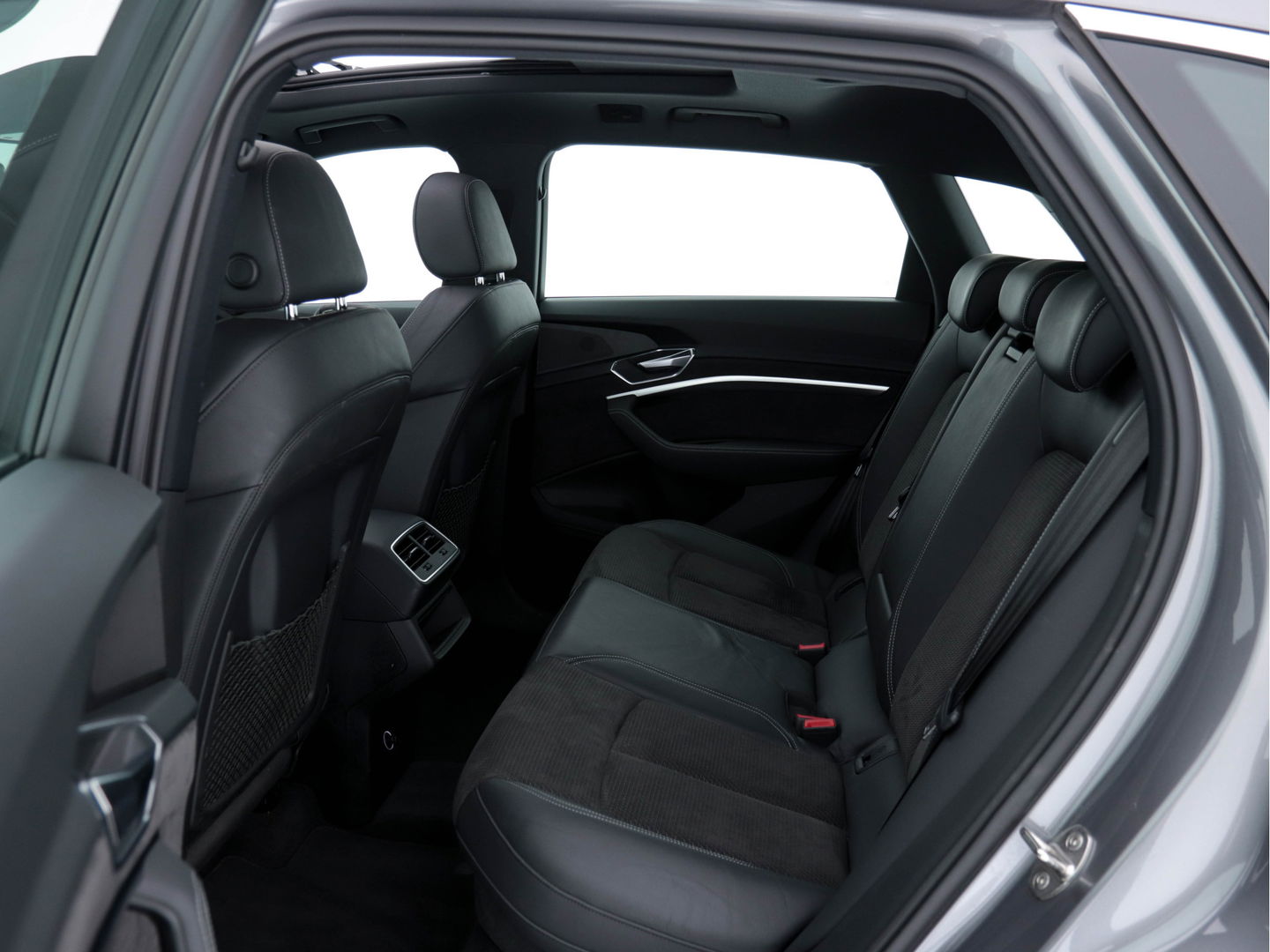 Audi e-tron 55 Quattro Advanced S-line 95 kWh [ 3-Fase ] (INCL-BTW) *PANO | FULL-LED | NAVI-FULLMAP | KEYLESS | LEATHER-MICROFIBRE | AIR-SUSPENSION | CRUISE | DIGI-COCKPIT | MEMORY-PACK | SHIFT-PADDLES | SPORT-SEATS | 20"ALU*