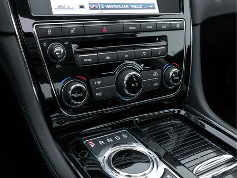 Jaguar XJ 3.0 V6D Portfolio Long-Wheel-Base Aut. *PANO | NAVI-FULLMAP | NAPPA-FULL-LEATHER  | BI-XENON | MERIDIAN-AUDIO | MEMORY-SEATS | KEYLESS | CAMERA | ECC | PDC | CRUISE*