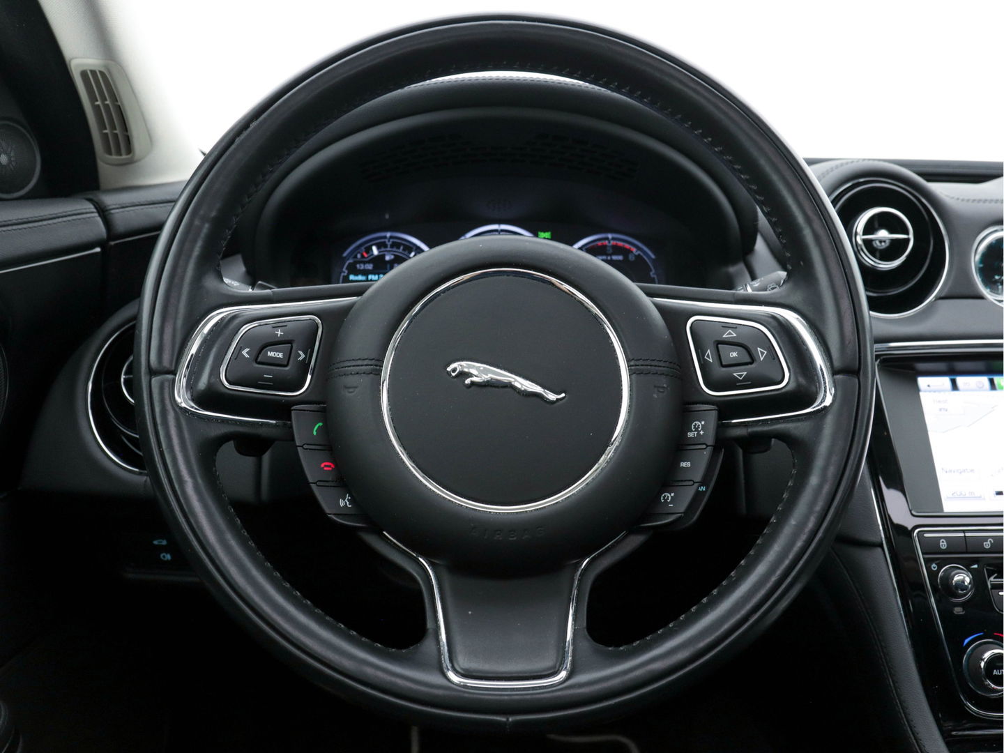 Jaguar XJ 3.0 V6D Portfolio Long-Wheel-Base Aut. *PANO | NAVI-FULLMAP | NAPPA-FULL-LEATHER | BI-XENON | MERIDIAN-AUDIO | MEMORY-SEATS | KEYLESS | CAMERA | ECC | PDC | CRUISE*