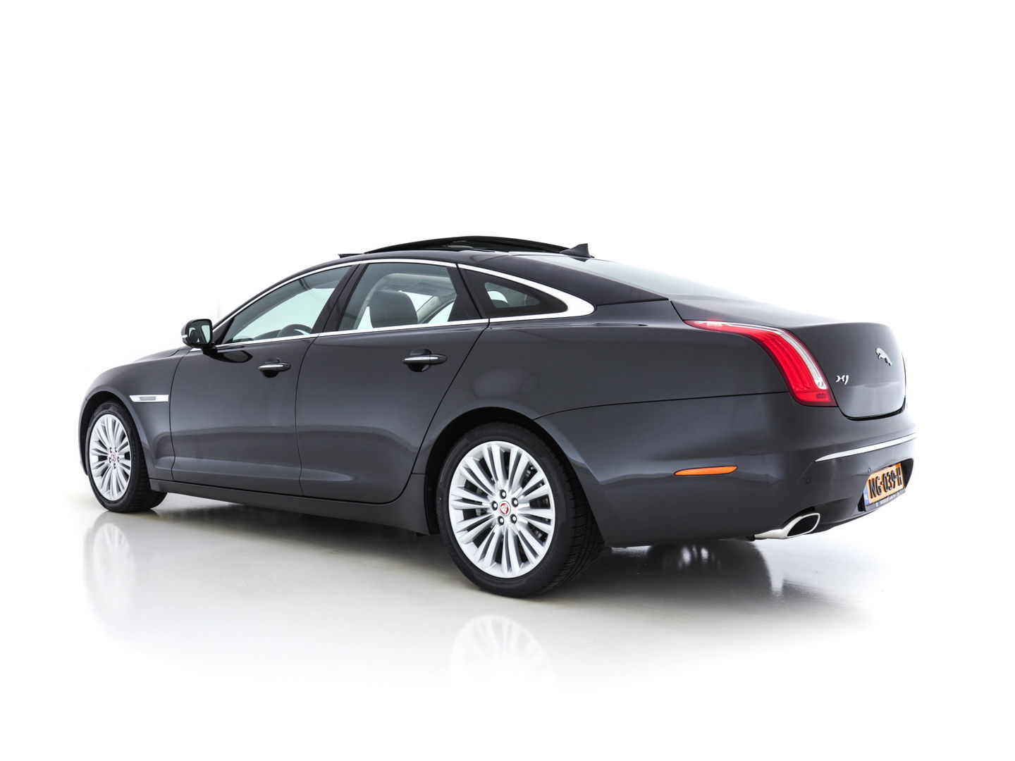 Jaguar XJ 3.0 V6D Portfolio Long-Wheel-Base Aut. *PANO | NAVI-FULLMAP | NAPPA-FULL-LEATHER  | BI-XENON | MERIDIAN-AUDIO | MEMORY-SEATS | KEYLESS | CAMERA | ECC | PDC | CRUISE*