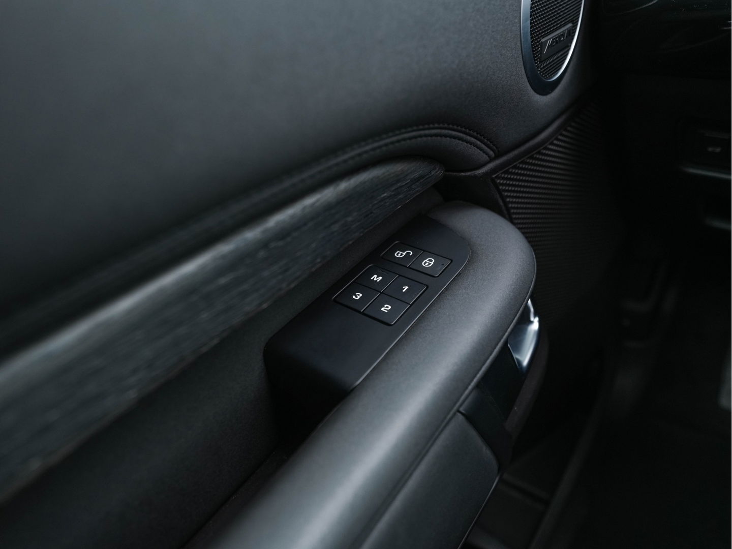 Land Rover Discovery 3.0 Td6 First Edition 7-pers. "WINDSOR" *PANO | FULL-LED | MERIDIAN-AUDIO | NAPPA-FULL-LEATHER | NAVI-FULLMAP | KEYLESS | DAB | AIR-SUSPENSION | ECC | PDC | CRUISE | MEMORY-PACK | COMFORT-SEATS | LANE-ASSIST*