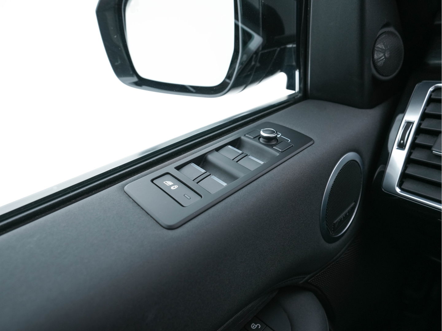 Land Rover Discovery 3.0 Td6 First Edition 7-pers. "WINDSOR" *PANO | FULL-LED | MERIDIAN-AUDIO | NAPPA-FULL-LEATHER | NAVI-FULLMAP | KEYLESS | DAB | AIR-SUSPENSION | ECC | PDC | CRUISE | MEMORY-PACK | COMFORT-SEATS | LANE-ASSIST*