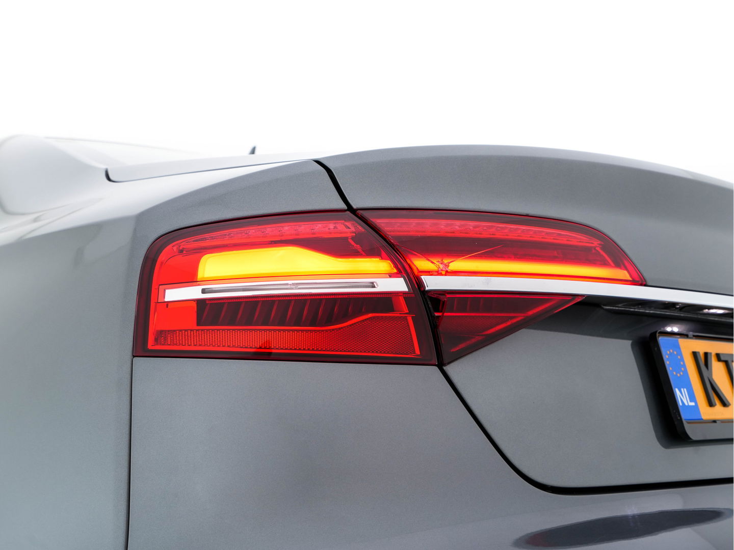 Audi S8 4.0 TFSI Quattro Pro Line+ Aut. * PANO | CERAMIC-BRAKES | BANG/OLUFSEN-SURROND | VALCONA-EXCLUSIVE-FULL-LEATHER | DAB | NIGHT-VISION | HUD | ACC | LANE-ASSIST | SURROUND-VIEW | MATRIX-LED | MEMORY-PACK | NAVI-FULLMAP |