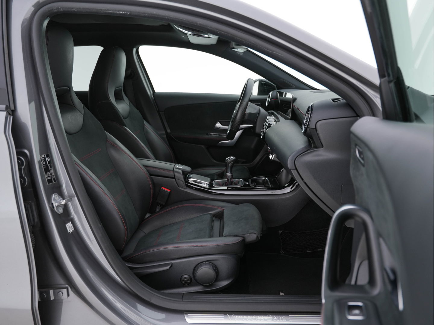 Mercedes-Benz A-Klasse 180 Business Solution AMG-Sport-Pack *PANO | WIDE-SCREEN-COCKPIT | FULL-LED | LEATHER-MICROFIBRE | CAMERA | ECC | PDC | CRUISE | SPORT-SEATS | 18"ALU*