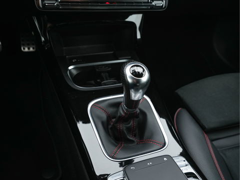 Mercedes-Benz A-Klasse 180 Business Solution AMG-Sport-Pack *PANO | WIDE-SCREEN-COCKPIT | FULL-LED | LEATHER-MICROFIBRE | CAMERA | ECC | PDC | CRUISE | SPORT-SEATS | 18"ALU*